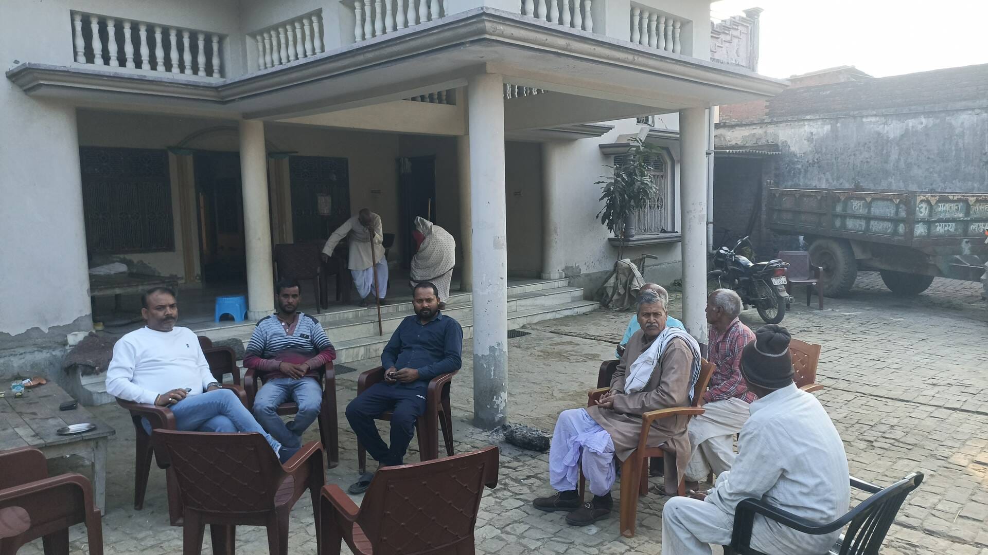 हरैया बुजुर्ग गांव में दरवाजे पर खेलता मृतक कृष्ण मोहन सिंह के छोटा बेटा आदित्य सिंह। संवाद