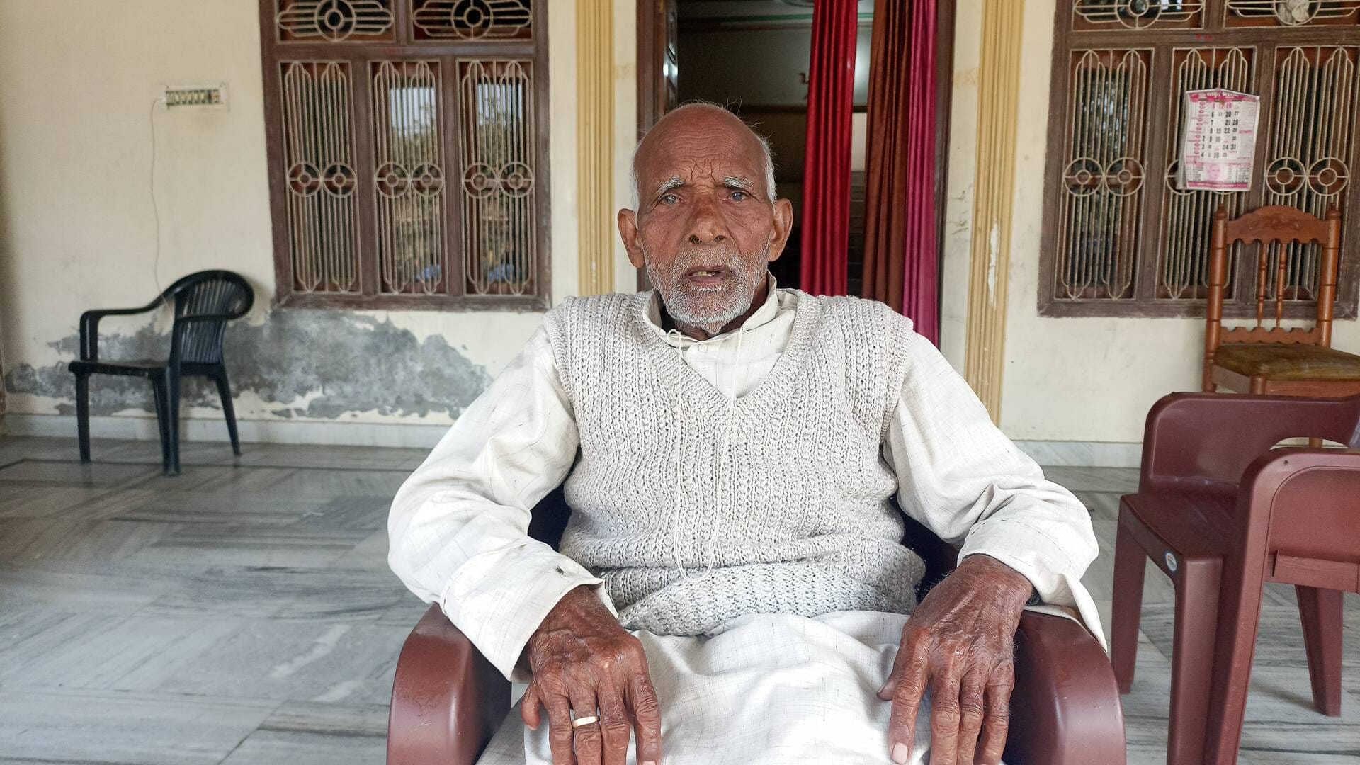 हरैया बुजुर्ग गांव में दरवाजे पर खेलता मृतक कृष्ण मोहन सिंह के छोटा बेटा आदित्य सिंह। संवाद