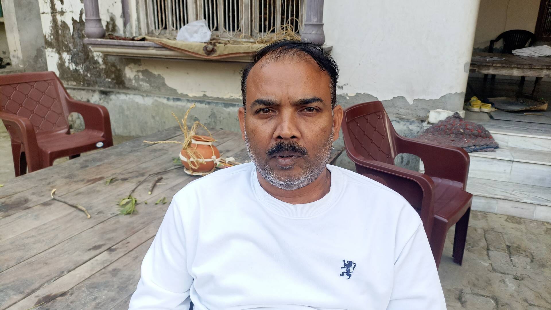 हरैया बुजुर्ग गांव में दरवाजे पर खेलता मृतक कृष्ण मोहन सिंह के छोटा बेटा आदित्य सिंह। संवाद