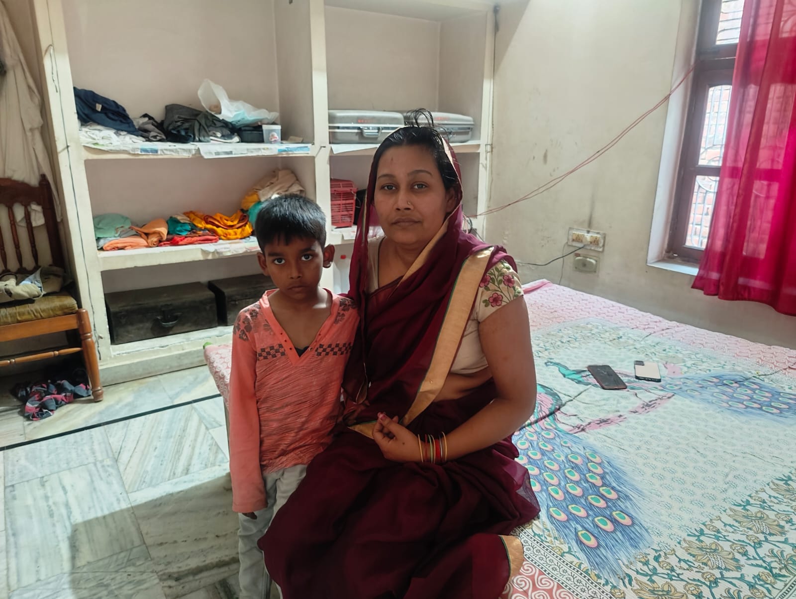 हरैया बुजुर्ग गांव में दरवाजे पर खेलता मृतक कृष्ण मोहन सिंह के छोटा बेटा आदित्य सिंह। संवाद