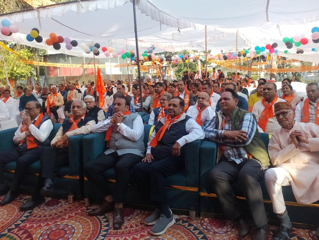 हिंदू सम्मेलन कार्यक्रम में मंच पर उपस्थित मुक्तानंद महाराज। संवाद हिंदू सम्मेलन कार्यक्रम में मंच पर उपस्थित मुक्तानंद महाराज। संवाद