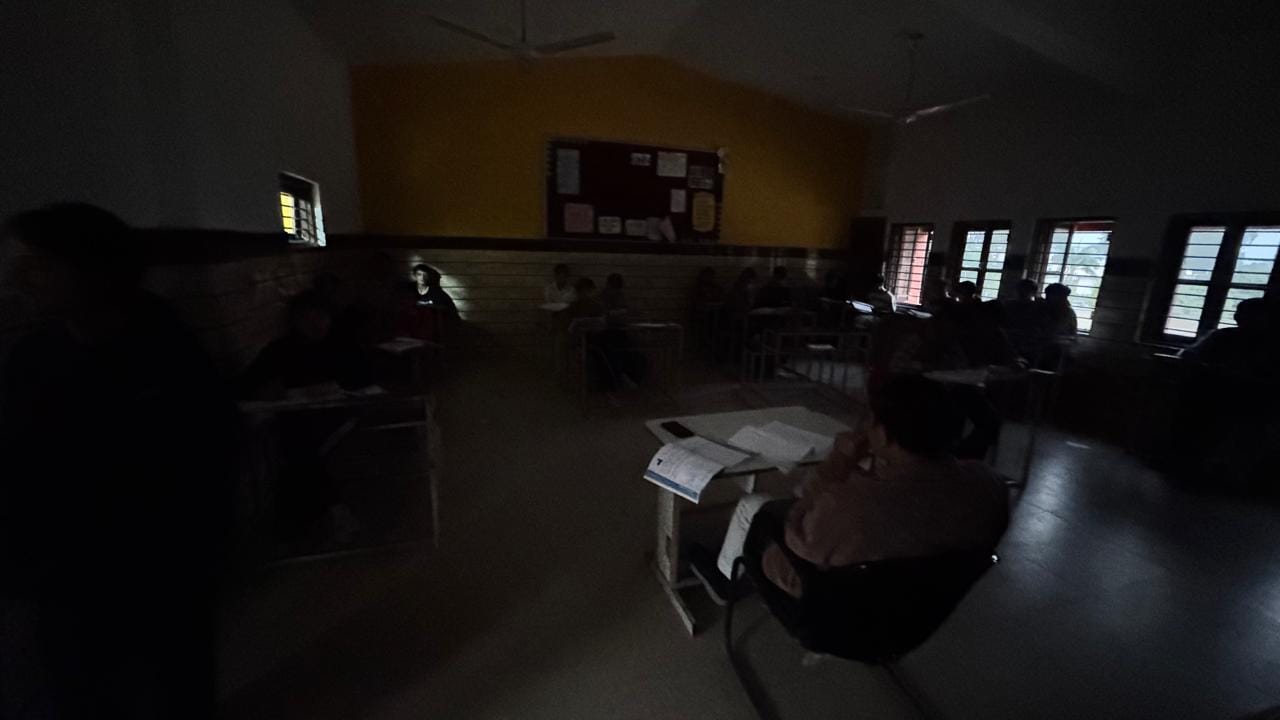 जवाहर नवोदय विद्यालय नाहन में बिजली कटने के बाद अंधेरे में पढ़ाई करते छात्र। स्रोत स्कूल