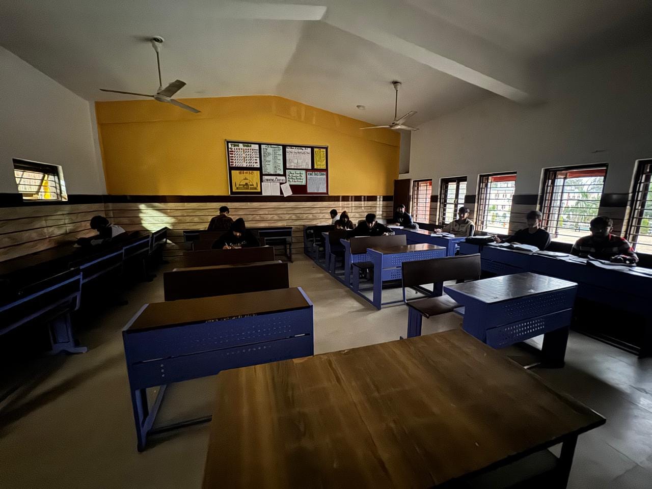 जवाहर नवोदय विद्यालय नाहन में बिजली कटने के बाद अंधेरे में पढ़ाई करते छात्र। स्रोत स्कूल