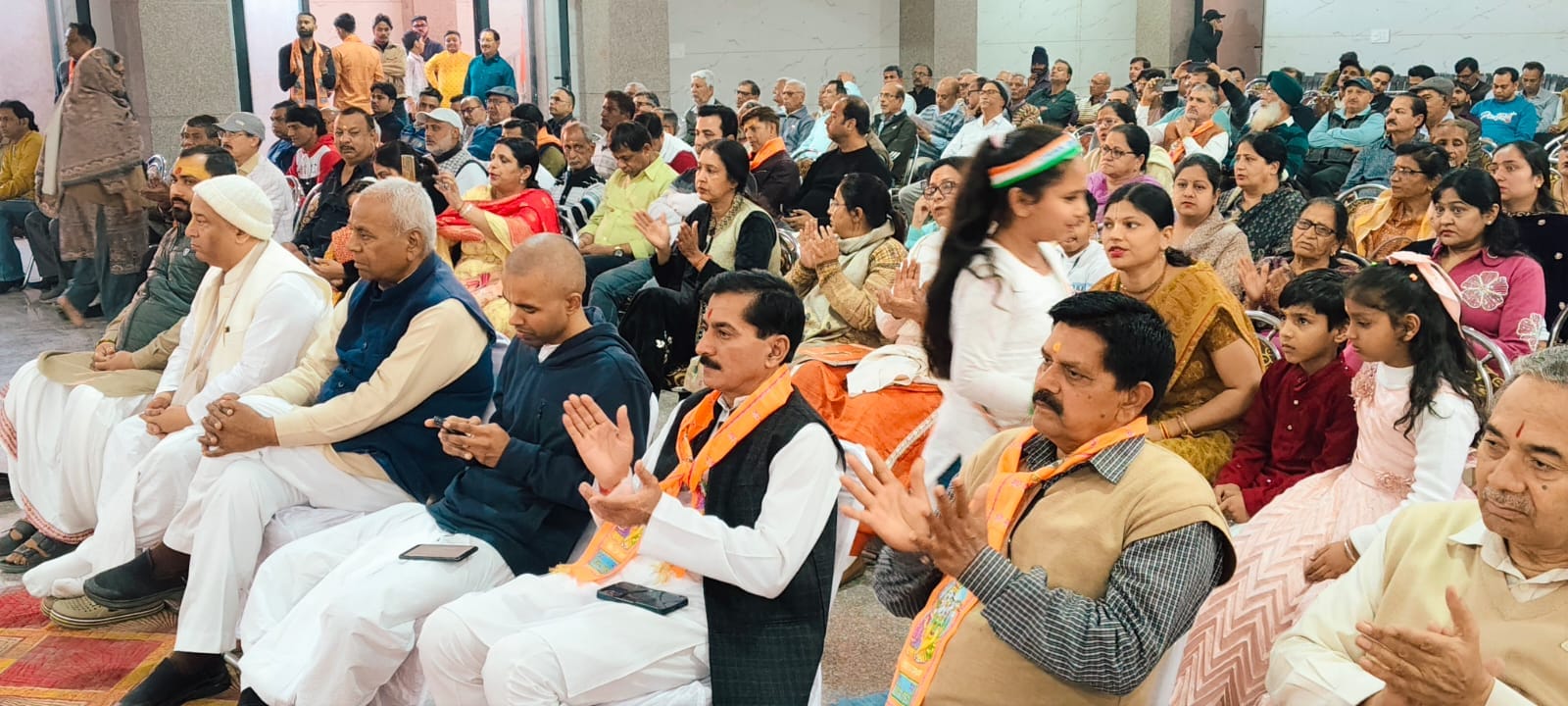 लक्ष्मी नारायण मंदिर में आयोजित हिंदू सम्मेलन में ज्वाला माता का स्वागत करते लोग। आयोजक लक्ष्मी नारायण मंदिर में आयोजित हिंदू सम्मेलन में ज्वाला माता का स्वागत करते लोग। आयोजक