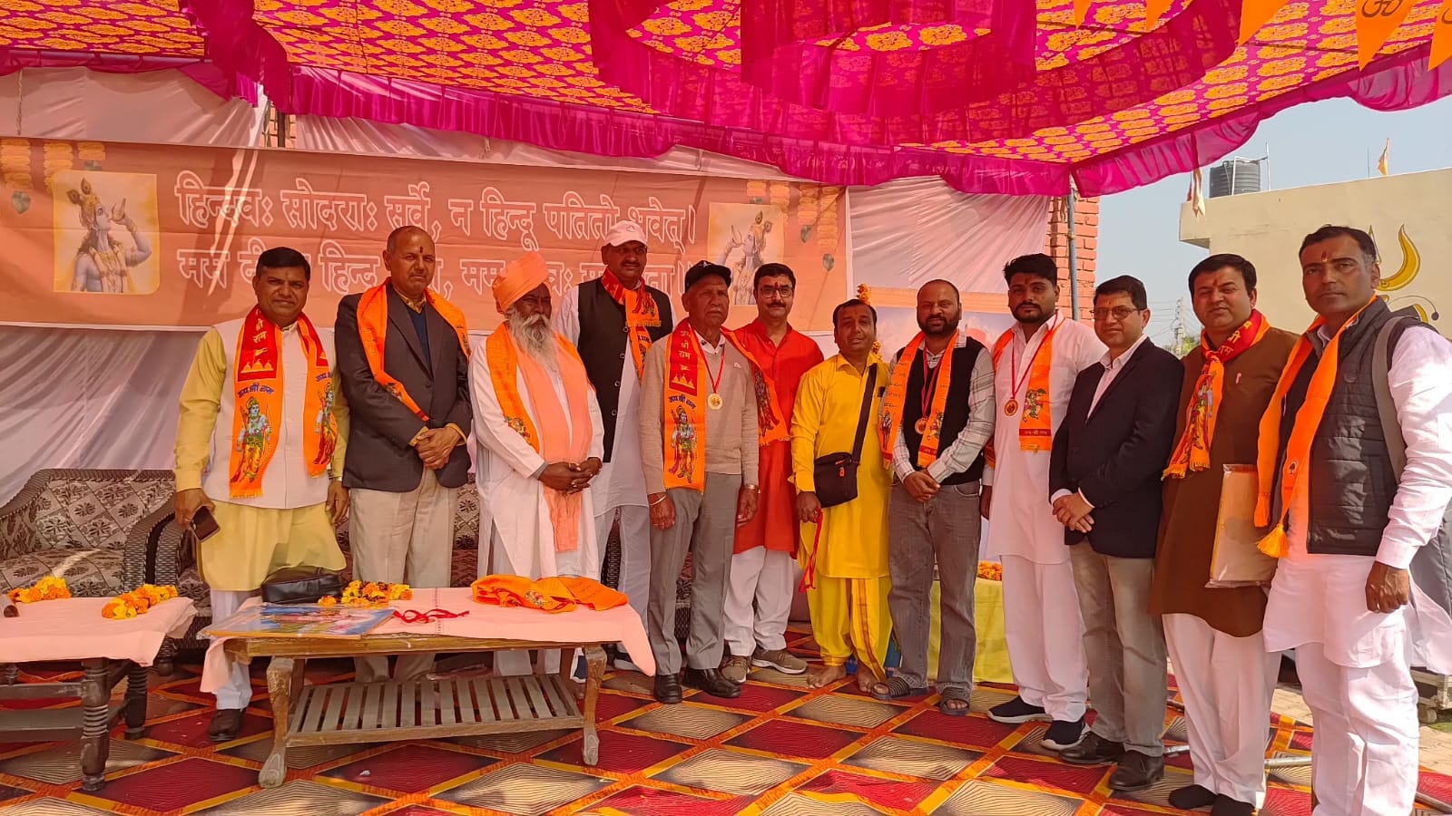 लक्ष्मी नारायण मंदिर में आयोजित हिंदू सम्मेलन में ज्वाला माता का स्वागत करते लोग। आयोजक लक्ष्मी नारायण मंदिर में आयोजित हिंदू सम्मेलन में ज्वाला माता का स्वागत करते लोग। आयोजक