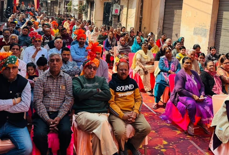 लक्ष्मी नारायण मंदिर में आयोजित हिंदू सम्मेलन में ज्वाला माता का स्वागत करते लोग। आयोजक लक्ष्मी नारायण मंदिर में आयोजित हिंदू सम्मेलन में ज्वाला माता का स्वागत करते लोग। आयोजक