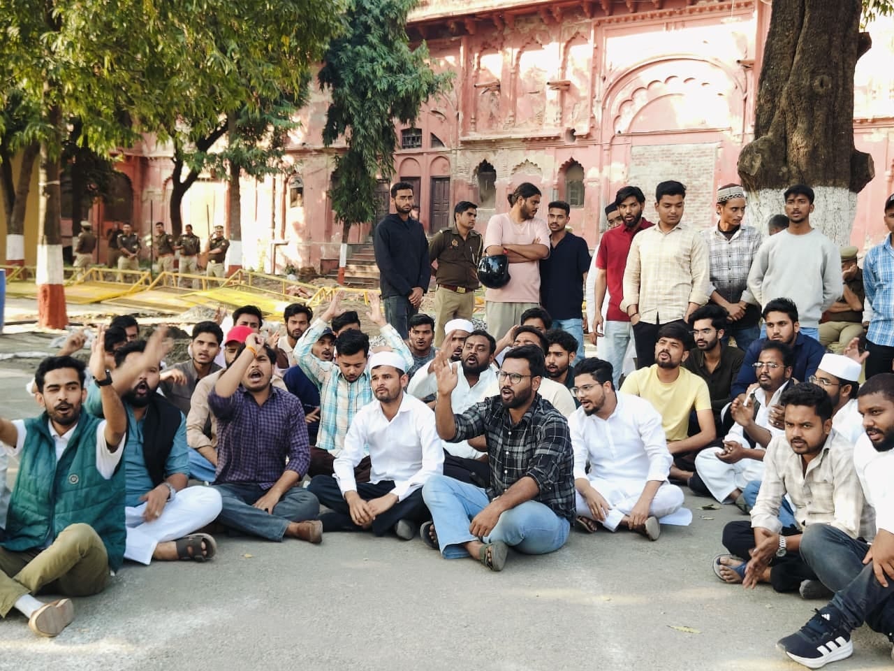 Protest Against The Closure Of The Dilapidated Lal Baradari In Lviv - Lucknow News - Lucknow News:लविवि में जर्जर लाल बारादरी को बंद करने का विरोध
