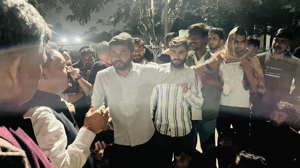 लविवि में जर्जर लाल बारादरी को बंद करने का विरोध लविवि में जर्जर लाल बारादरी को बंद करने का विरोध