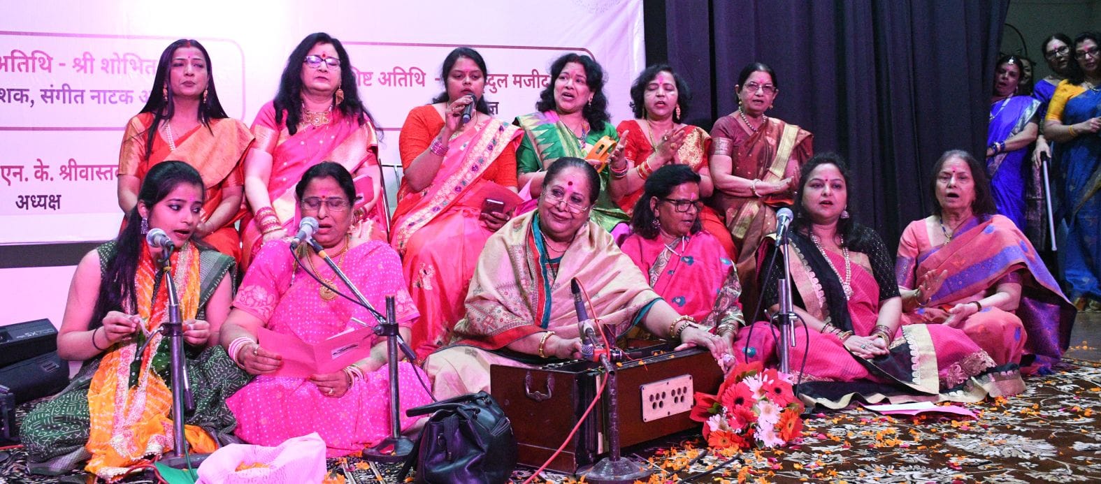 महिलाओं के गीतों में मंच पर उतरा वसंत