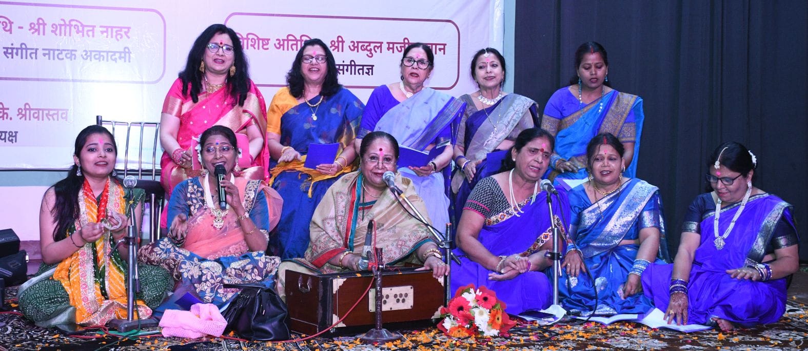 महिलाओं के गीतों में मंच पर उतरा वसंत