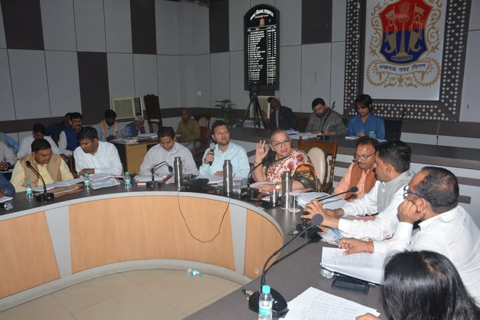 नगर निगम मुख्यालय में कार्यकारिणी की बैठक लेतीं महापाैर सुषमा खर्कवाल। नगर निगम मुख्यालय में कार्यकारिणी की बैठक लेतीं महापाैर सुषमा खर्कवाल।