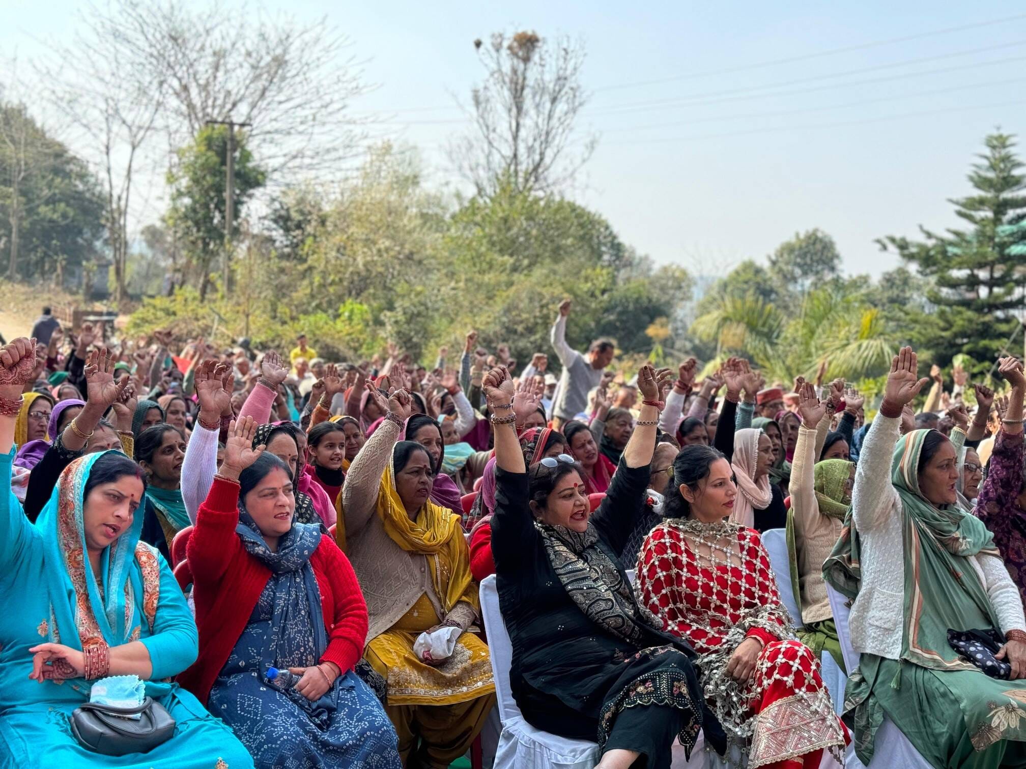 नाहलवीं में  आयोजित सैनिक सम्मान समारोह में पूर्व सैनिक के परिवार को सम्मानित करते सदर विधाक आश