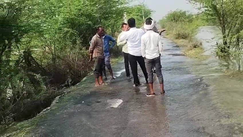 नहर ओवरफ्लो होने से खेत में भरा पानी। संवाद नहर ओवरफ्लो होने से खेत में भरा पानी। संवाद