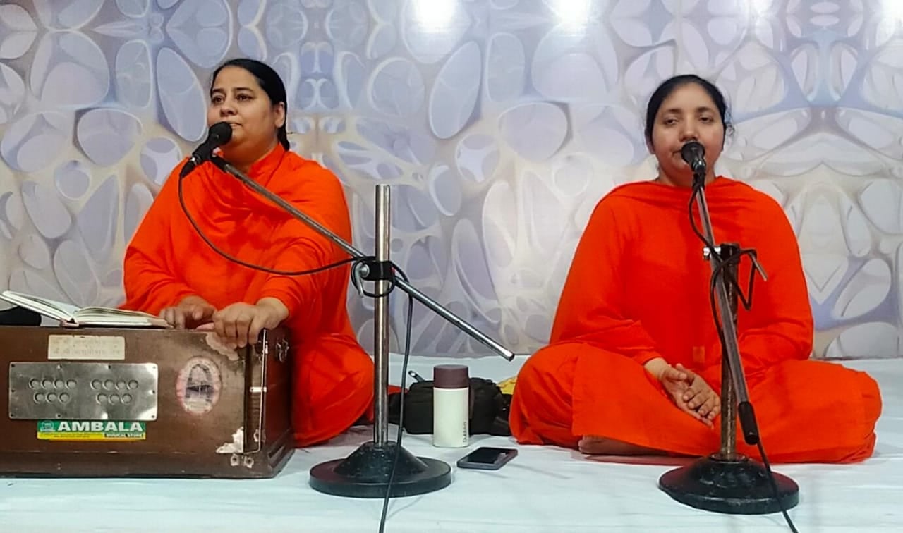 नारायणगढ़ में आयोजित सत्संग में प्रवचन सुनतीं महिला श्रद्धालु। प्रवक्ता