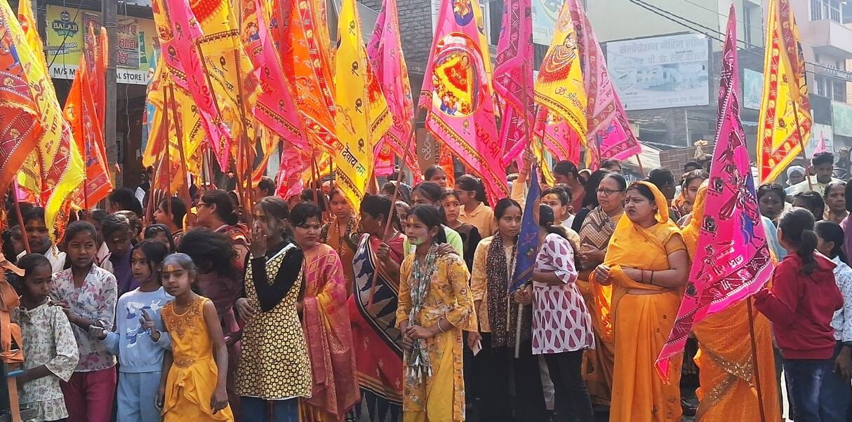 निशान यात्रा निकालते श्याम भक्त। संवाद