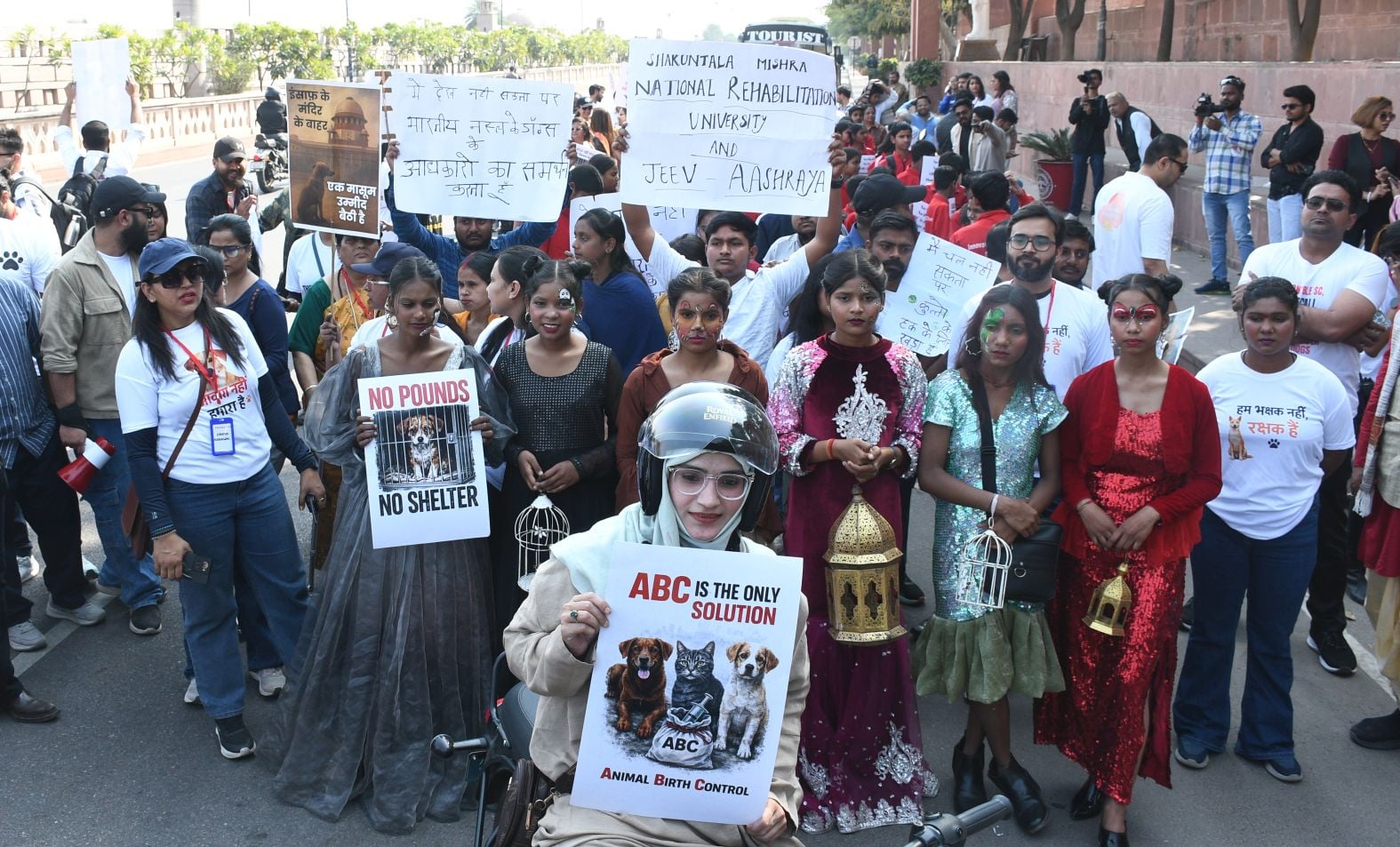 पिंजरा तोड़ रैली में उठी बेजुबानों के लिए आवाज पिंजरा तोड़ रैली में उठी बेजुबानों के लिए आवाज