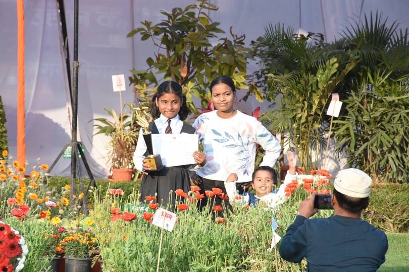 प्रदर्शनी के समापन समारोह में मेयर सुषमा खर्कवाल ने विजेताओं को किया सम्मानित। -संवाद 