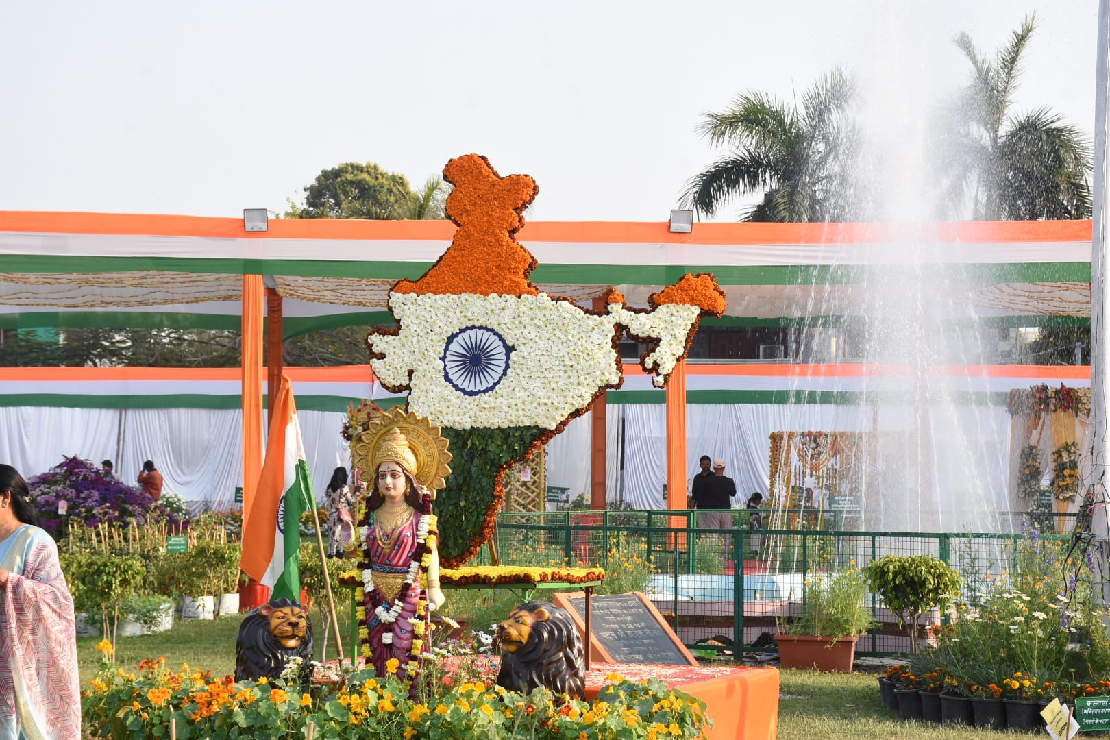प्रदर्शनी के समापन समारोह में मेयर सुषमा खर्कवाल ने विजेताओं को किया सम्मानित। -संवाद 