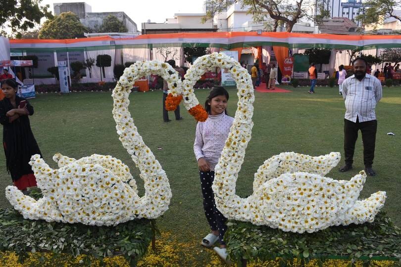 प्रदर्शनी के समापन समारोह में मेयर सुषमा खर्कवाल ने विजेताओं को किया सम्मानित। -संवाद 