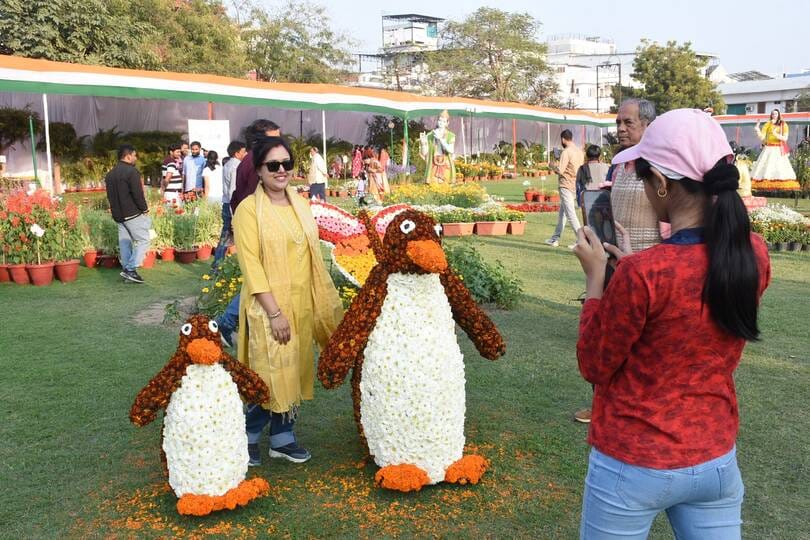 प्रदर्शनी के समापन समारोह में मेयर सुषमा खर्कवाल ने विजेताओं को किया सम्मानित। -संवाद 