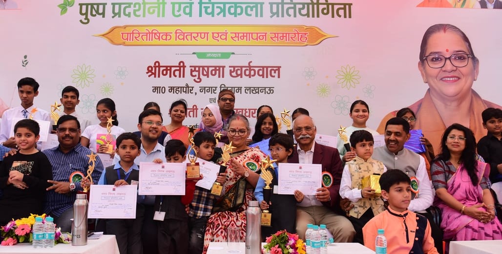 प्रदर्शनी के समापन समारोह में मेयर सुषमा खर्कवाल ने विजेताओं को किया सम्मानित। -संवाद 