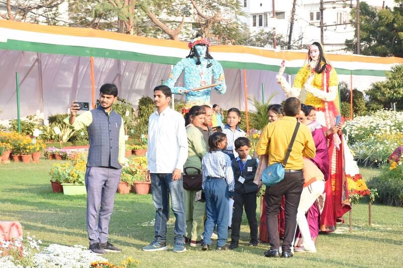 प्रदर्शनी के समापन समारोह में मेयर सुषमा खर्कवाल ने विजेताओं को किया सम्मानित। -संवाद 