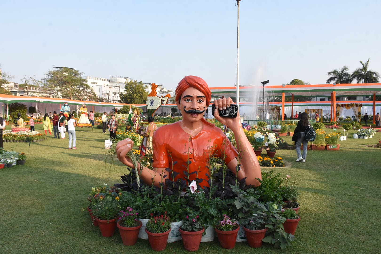 प्रदर्शनी के समापन समारोह में मेयर सुषमा खर्कवाल ने विजेताओं को किया सम्मानित। -संवाद 