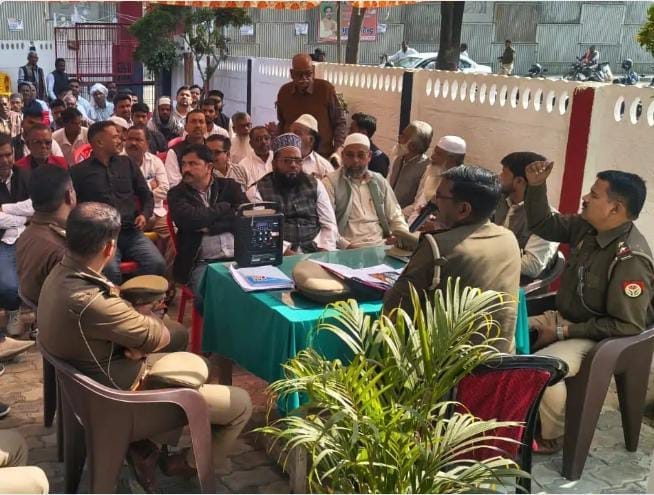 रहीमाबाद थाना परिसर में हुई पीस कमेटी की बैठक में मौजूद पुलिस अधिकारी व संभ्रांत नागरिक। रहीमाबाद थाना परिसर में हुई पीस कमेटी की बैठक में मौजूद पुलिस अधिकारी व संभ्रांत नागरिक।