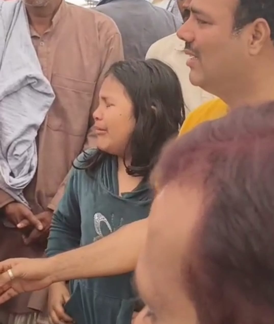 रोते-बिलखते सुभाष के परिजन, एसपी कार्यालय का घेराव कर प्रदर्शन करते अधिवक्ता व मुस्तैद पुलिस ब