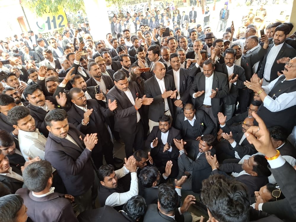 रोते-बिलखते सुभाष के परिजन, एसपी कार्यालय का घेराव कर प्रदर्शन करते अधिवक्ता व मुस्तैद पुलिस ब