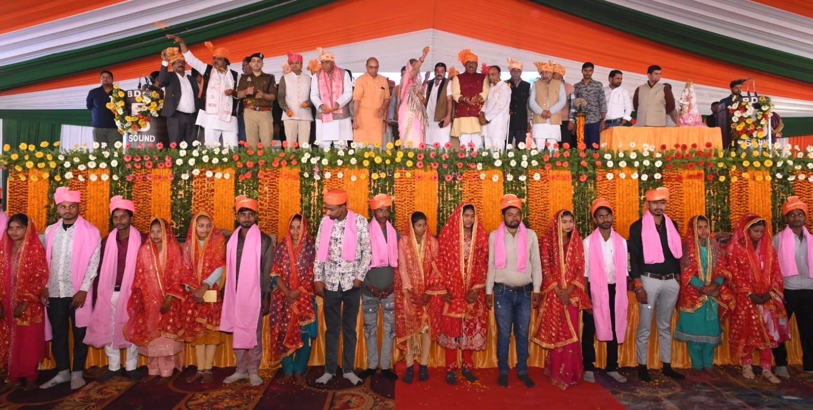 रतन सेन डिग्री कालेज बांसी में आयोजित सामूहिक विवाह  में शामिल जोड़े। संवाद