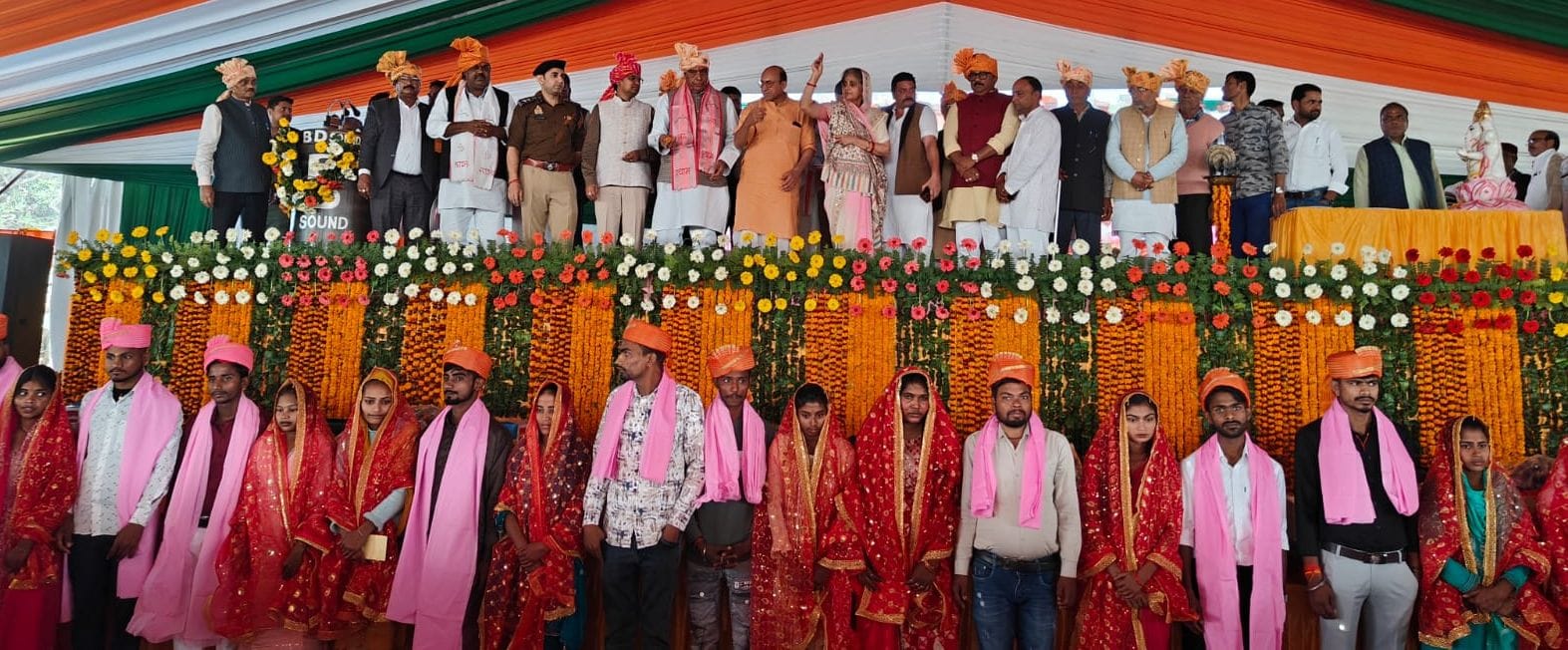 रतन सेन डिग्री कालेज बांसी में आयोजित सामूहिक विवाह  में शामिल जोड़े। संवाद