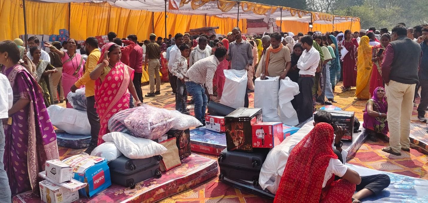 रतन सेन डिग्री कालेज बांसी में आयोजित सामूहिक विवाह  में शामिल जोड़े। संवाद