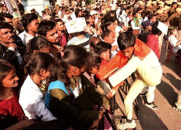 संजय दत्त और डॉ. राजेश्वर सिंह ने निकाला रोड शो। उमड़ी भीड़।