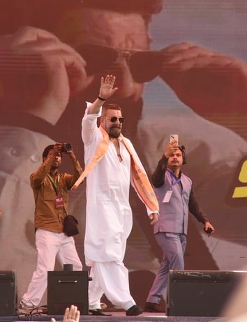संजय दत्त और डॉ. राजेश्वर सिंह ने निकाला रोड शो। उमड़ी भीड़।