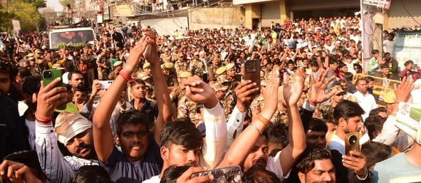 संजय दत्त और डॉ. राजेश्वर सिंह ने निकाला रोड शो। उमड़ी भीड़।