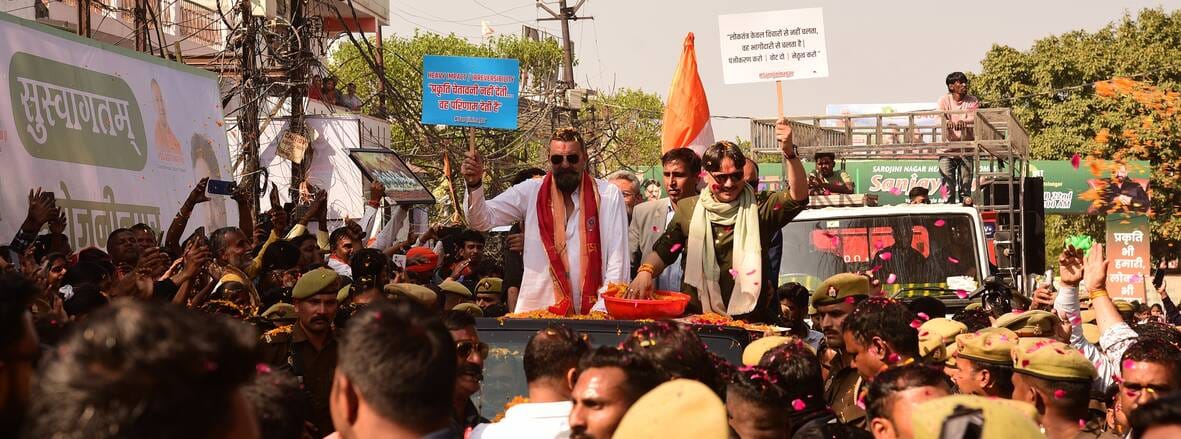 संजय दत्त और डॉ. राजेश्वर सिंह ने निकाला रोड शो। उमड़ी भीड़।