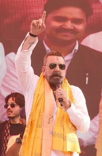 संजय दत्त और डॉ. राजेश्वर सिंह ने निकाला रोड शो। उमड़ी भीड़।