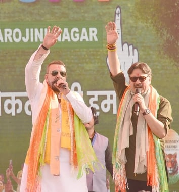 संजय दत्त और डॉ. राजेश्वर सिंह ने निकाला रोड शो। उमड़ी भीड़।