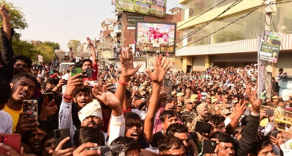संजय दत्त और डॉ. राजेश्वर सिंह ने निकाला रोड शो। उमड़ी भीड़।