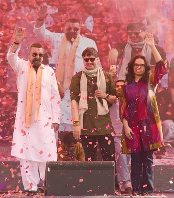संजय दत्त और डॉ. राजेश्वर सिंह ने निकाला रोड शो। उमड़ी भीड़।