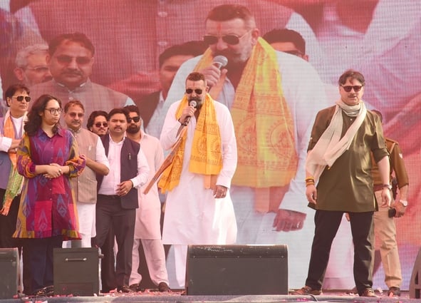 संजय दत्त और डॉ. राजेश्वर सिंह ने निकाला रोड शो। उमड़ी भीड़।