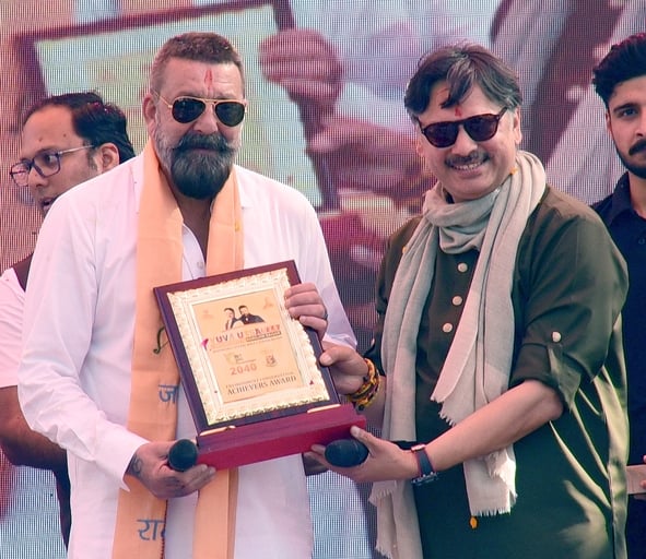 संजय दत्त और डॉ. राजेश्वर सिंह ने निकाला रोड शो। उमड़ी भीड़।