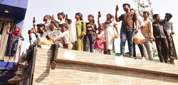 संजय दत्त और डॉ. राजेश्वर सिंह ने निकाला रोड शो। उमड़ी भीड़।