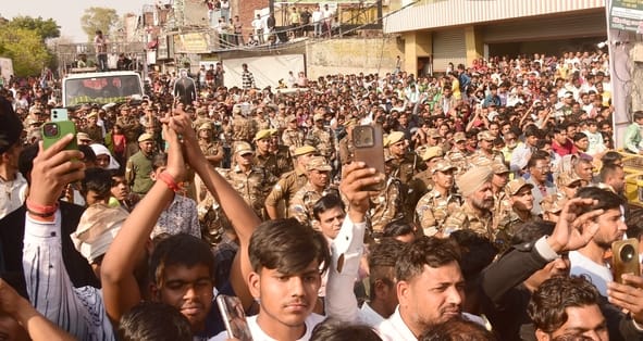 संजय दत्त और डॉ. राजेश्वर सिंह ने निकाला रोड शो। उमड़ी भीड़।