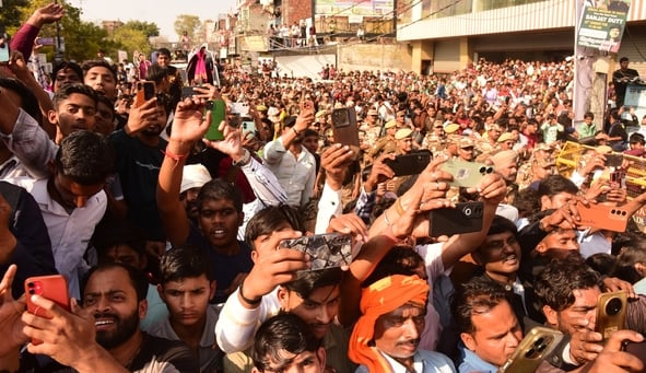 संजय दत्त और डॉ. राजेश्वर सिंह ने निकाला रोड शो। उमड़ी भीड़।