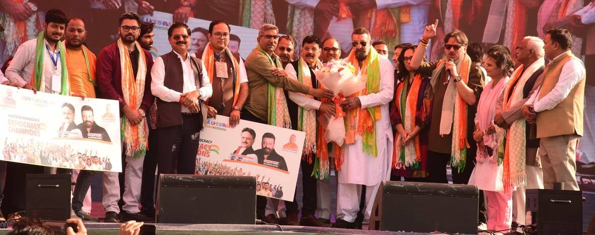 संजय दत्त और डॉ. राजेश्वर सिंह ने निकाला रोड शो। उमड़ी भीड़।