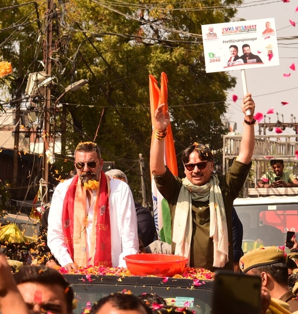 संजय दत्त और डॉ. राजेश्वर सिंह ने निकाला रोड शो। उमड़ी भीड़।