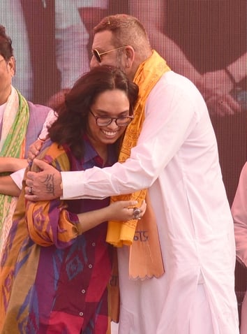 संजय दत्त और डॉ. राजेश्वर सिंह ने निकाला रोड शो। उमड़ी भीड़।