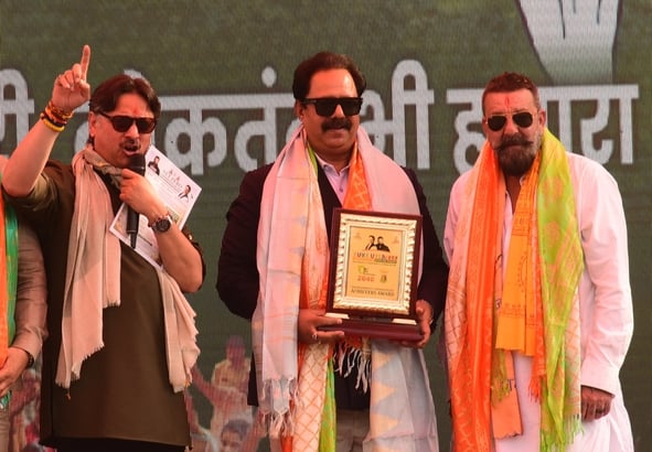 संजय दत्त और डॉ. राजेश्वर सिंह ने निकाला रोड शो। उमड़ी भीड़।